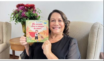 Siomara Ladeia apresenta seu terceiro livro (Siga Mais).