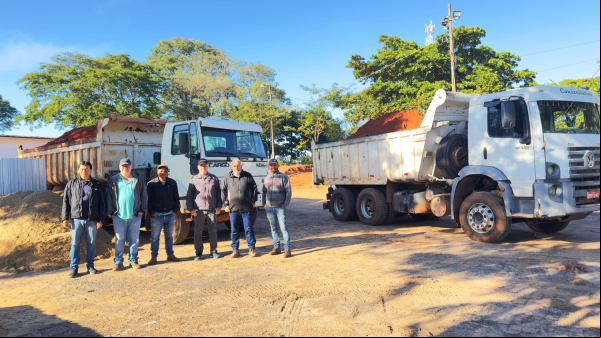 Representantes da Clinica PAI Nosso Lar e da Construtora Ricci na primeira entrega de terras na obra (Siga Mais).