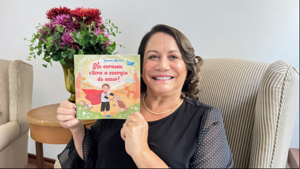 Siomara Ladeia apresenta seu terceiro livro (Siga Mais).